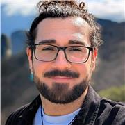 Profesor titulado con formación en biología, ciencia y tecnología de los alimentos, y procesos industriales alimentarios